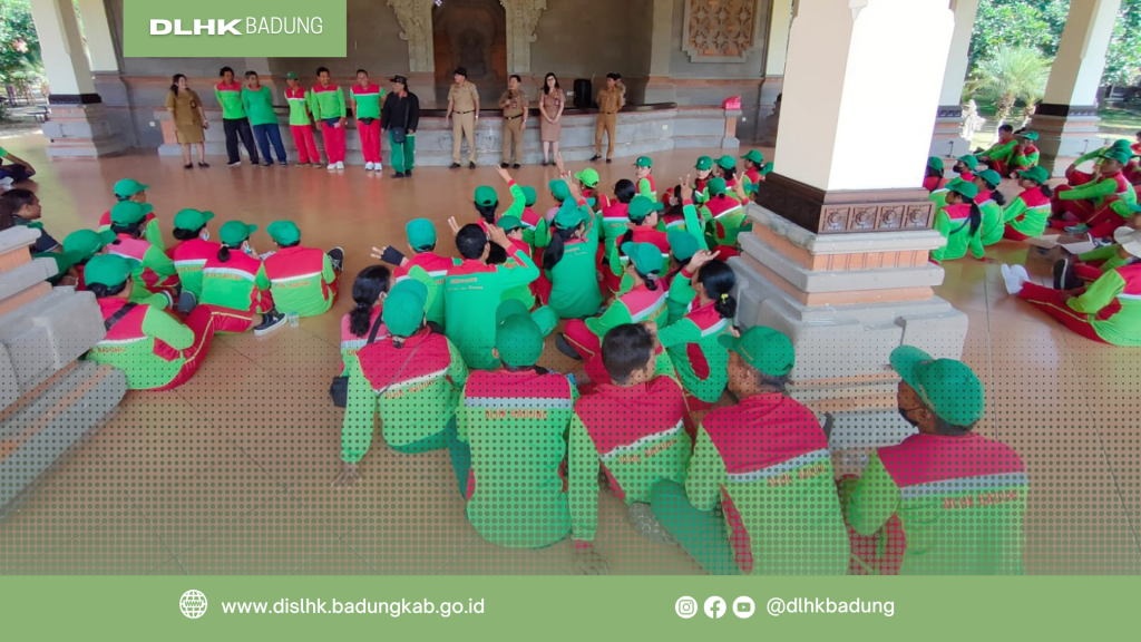 Pengarahan Terkait Kesadaran Melaksanakan Pemilahan Sampah Kepada Tenaga Penyapuan Mengwi, Abiansemal dan Petang Oleh Kadis LHK Badung